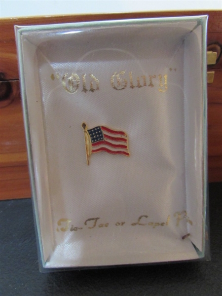 REDWOOD BOX WITH MEN'S ACCESSORIES - CUFFLINKS, TIE CLIPS & MORE
