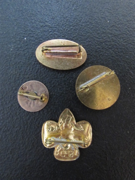 VINTAGE BROWNIE, GIRL SCOUT & RESTAURANT LAPEL PINS IN A HEART SHAPED TRINKET BOX