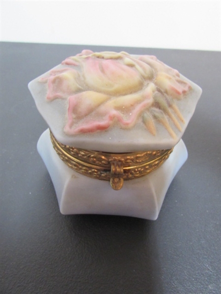 SMALL TRINKET BOX WITH FASHION JEWELRY - RINGS - SMALL
