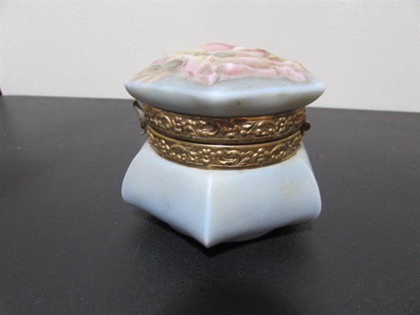 SMALL TRINKET BOX WITH FASHION JEWELRY - RINGS - SMALL