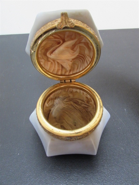SMALL TRINKET BOX WITH FASHION JEWELRY - RINGS - SMALL