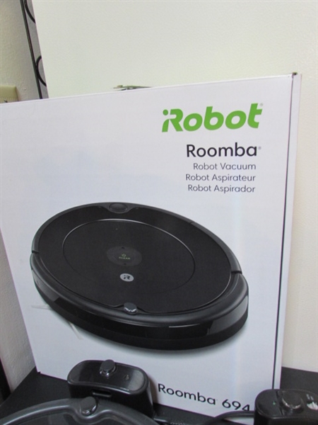 iROBOT ROOMBA VACUUM - WORKS