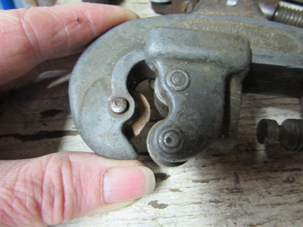 PIPE CUTTERS & PIPE THREADERS