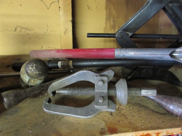 LARGE ASSORTMENT OF AUTOMOTIVE RELATED ITEMS