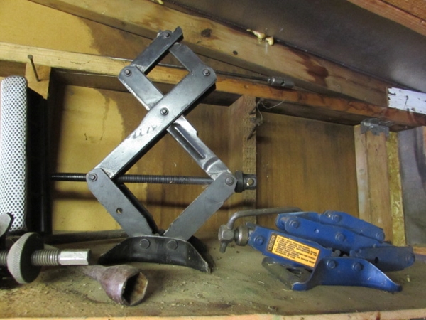 LARGE ASSORTMENT OF AUTOMOTIVE RELATED ITEMS