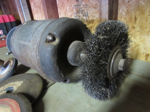 VINTAGE BENCH GRINDER WITH GRINDING WHEELS & A WIRE WHEEL (WORKS)