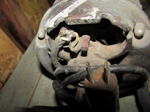 VINTAGE BENCH GRINDER WITH GRINDING WHEELS & A WIRE WHEEL (WORKS)