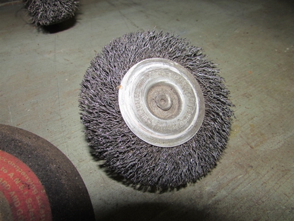VINTAGE BENCH GRINDER WITH GRINDING WHEELS & A WIRE WHEEL (WORKS)