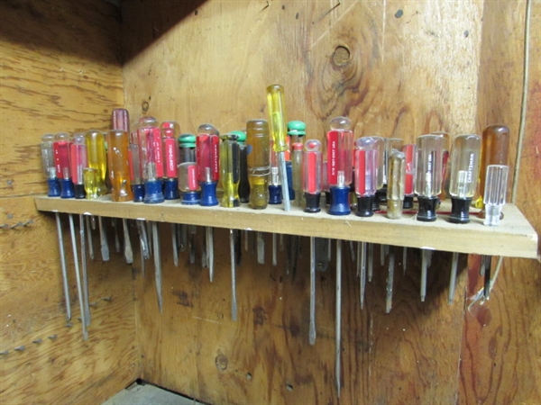 ASSORTED SCREWDRIVERS