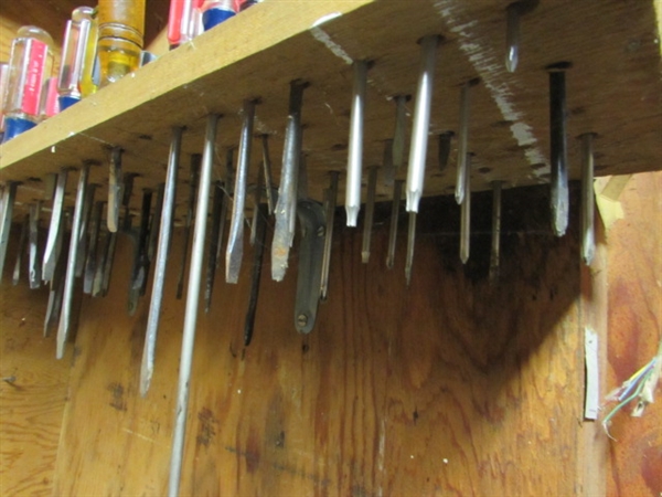 ASSORTED SCREWDRIVERS