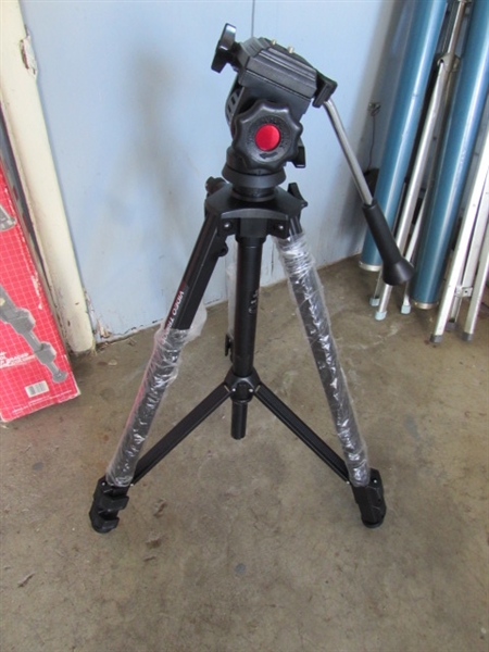 NEW TRIPOD & 2 PROJECTOR SCREENS