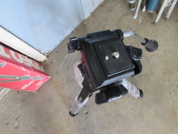 NEW TRIPOD & 2 PROJECTOR SCREENS