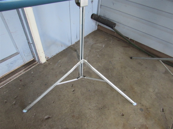 NEW TRIPOD & 2 PROJECTOR SCREENS