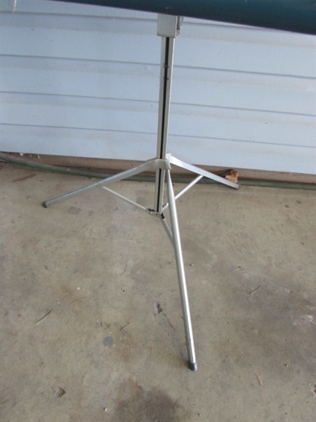 NEW TRIPOD & 2 PROJECTOR SCREENS