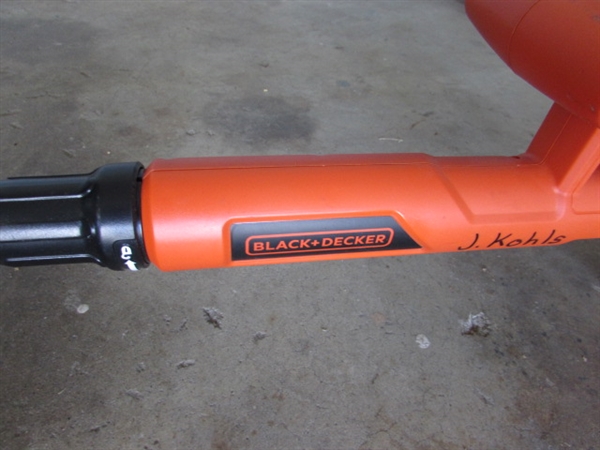 BLACK & DECKER 20 VOLT WEED TRIMMER WITH 2 BATTERIES & CHARGER (WORKS)