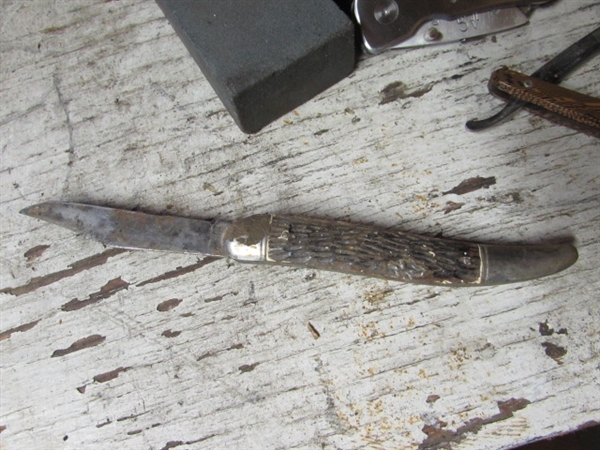 POCKET KNIVES, STRAIGHT RAZOR, LIGHTER IN A GLASS TRINKET BOX