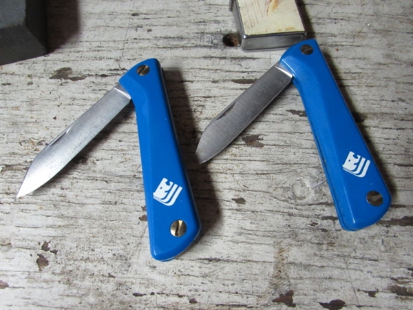 POCKET KNIVES, STRAIGHT RAZOR, LIGHTER IN A GLASS TRINKET BOX