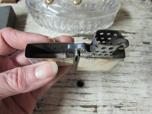 POCKET KNIVES, STRAIGHT RAZOR, LIGHTER IN A GLASS TRINKET BOX