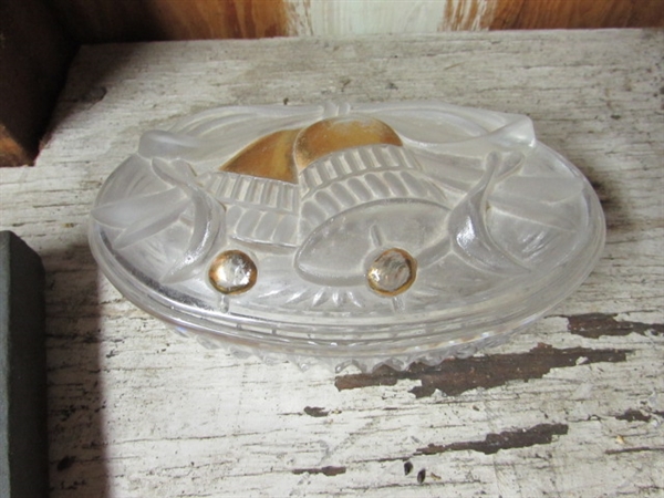 POCKET KNIVES, STRAIGHT RAZOR, LIGHTER IN A GLASS TRINKET BOX