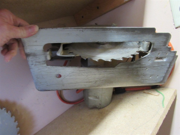 BLACK & DECKER 1.25 HP 7.25 CIRCULAR SAW (WORKS) & BLADES