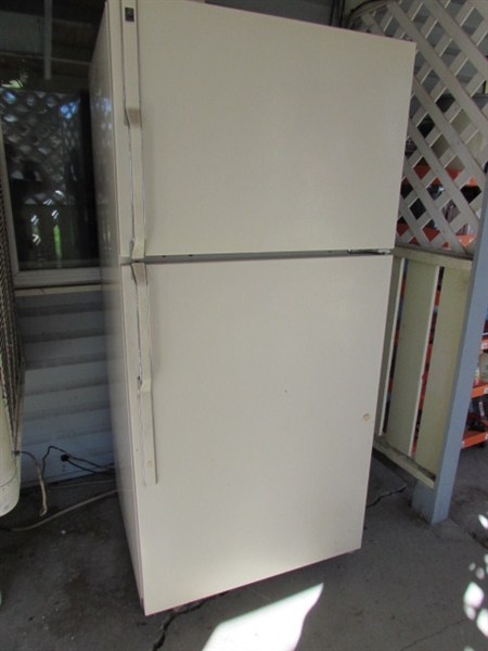 GE 18.2 CU FT REFRIGERATOR WITH FROST-FREE FREEZER - WORKS GREAT