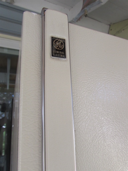 GE 18.2 CU FT REFRIGERATOR WITH FROST-FREE FREEZER - WORKS GREAT