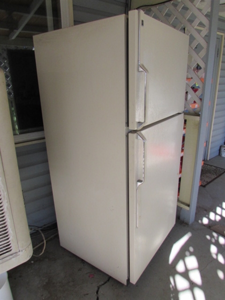 GE 18.2 CU FT REFRIGERATOR WITH FROST-FREE FREEZER - WORKS GREAT