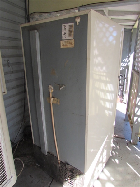 GE 18.2 CU FT REFRIGERATOR WITH FROST-FREE FREEZER - WORKS GREAT