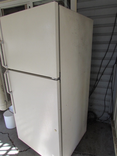 GE 18.2 CU FT REFRIGERATOR WITH FROST-FREE FREEZER - WORKS GREAT