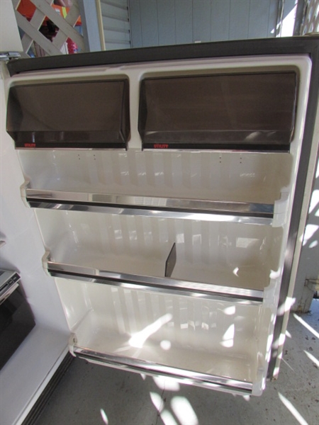 GE 18.2 CU FT REFRIGERATOR WITH FROST-FREE FREEZER - WORKS GREAT