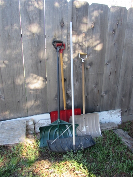 SNOW SHOVELS