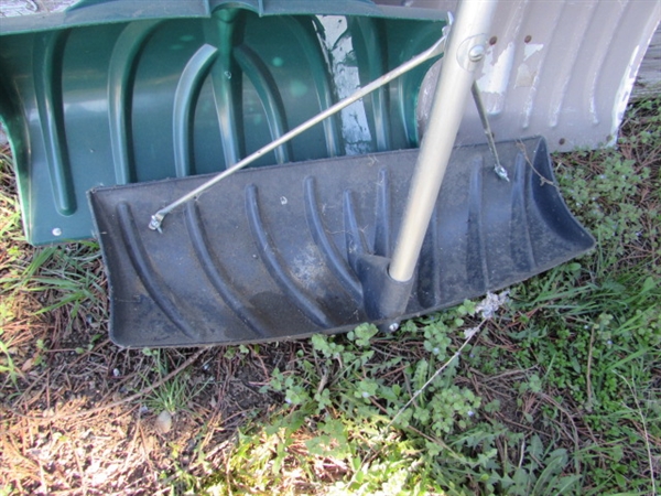 SNOW SHOVELS
