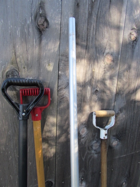 SNOW SHOVELS