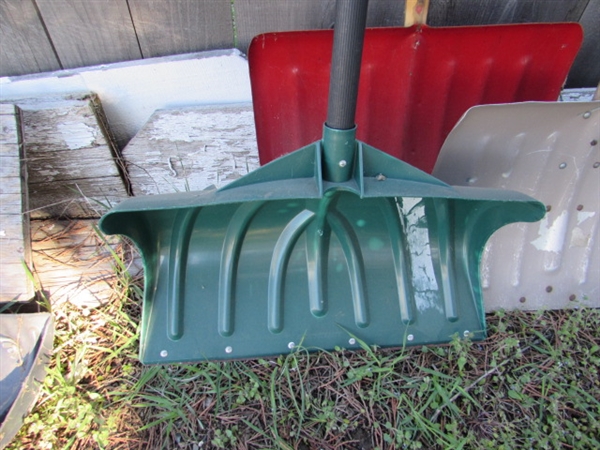 SNOW SHOVELS