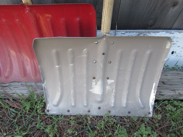SNOW SHOVELS