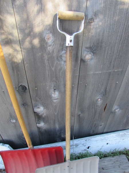 SNOW SHOVELS
