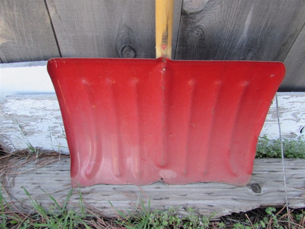 SNOW SHOVELS
