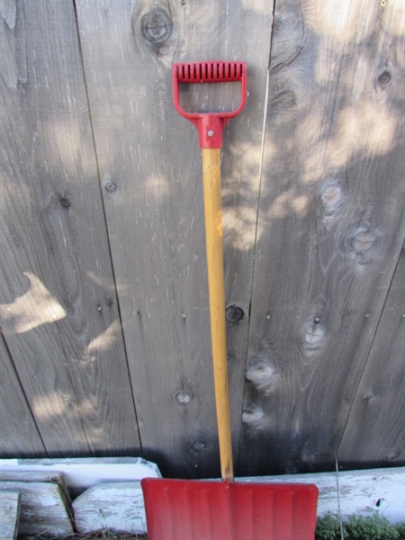 SNOW SHOVELS