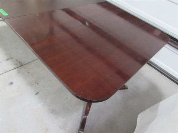 VINTAGE BERNHARDT TWIN PEDESTAL MAHOGANY DINING TABLE W/2 LEAFS