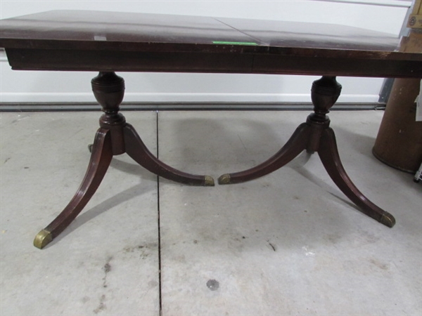 VINTAGE BERNHARDT TWIN PEDESTAL MAHOGANY DINING TABLE W/2 LEAFS