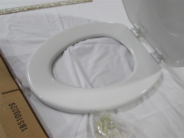 WALL MOUNT BATHROOM CABINET W/TOWEL BAR & 2 NEW TOILET SEATS