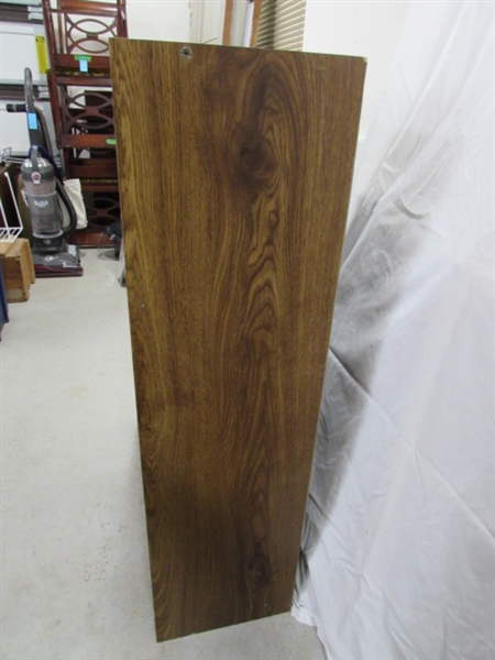 PAIR OF SMALL BOOKSHELVES