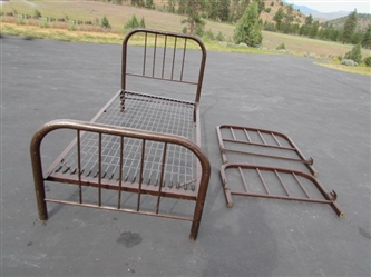 2 SETS OF VINTAGE METAL TWIN HEAD & FOOTBOARDS & 1 SPRING BASE