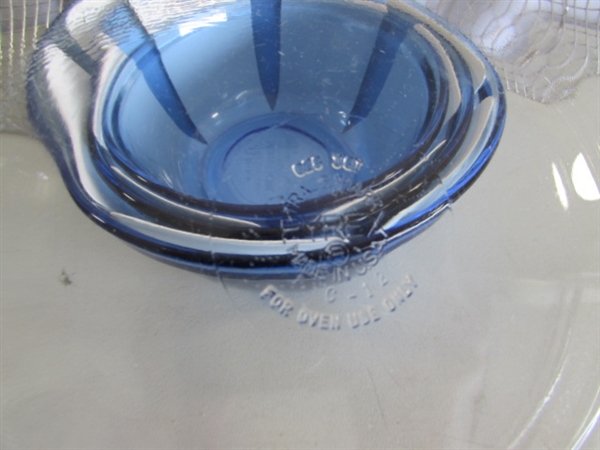 CLEAR & BLUE PYREX & ANCHOR HOCKING GLASS KITCHENWARE & METAL COOLING RACKS