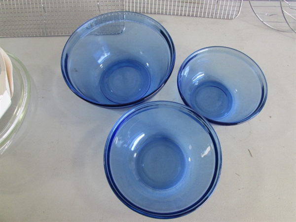 CLEAR & BLUE PYREX & ANCHOR HOCKING GLASS KITCHENWARE & METAL COOLING RACKS