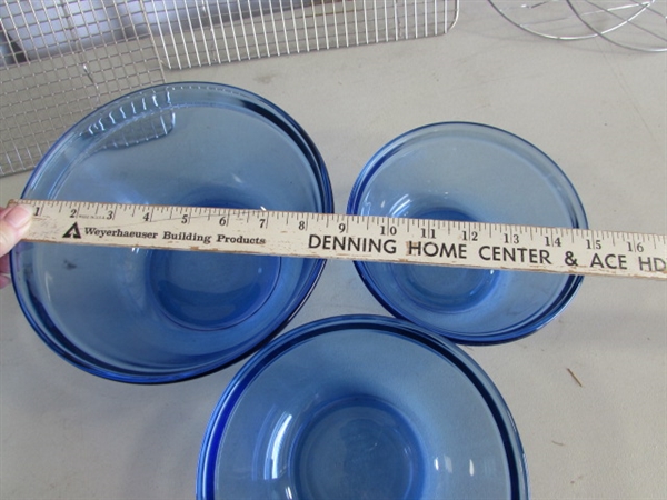 CLEAR & BLUE PYREX & ANCHOR HOCKING GLASS KITCHENWARE & METAL COOLING RACKS