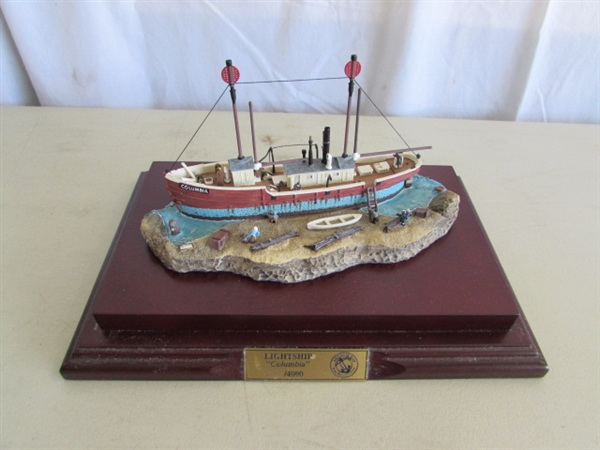 LIMITED EDITION LIGHTSHIP COLUMBIA #1323/4000 IN GLASS CASE