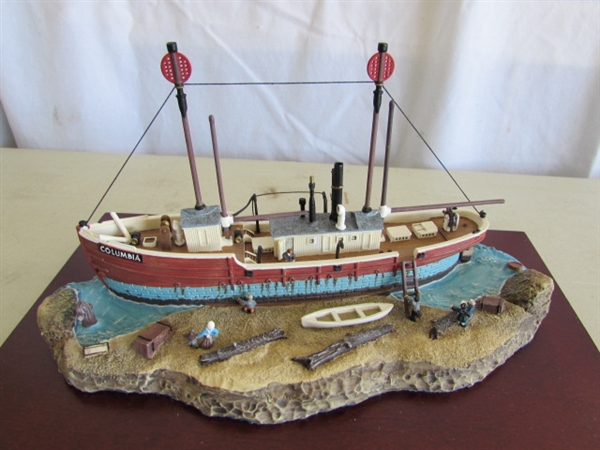 LIMITED EDITION LIGHTSHIP COLUMBIA #1323/4000 IN GLASS CASE