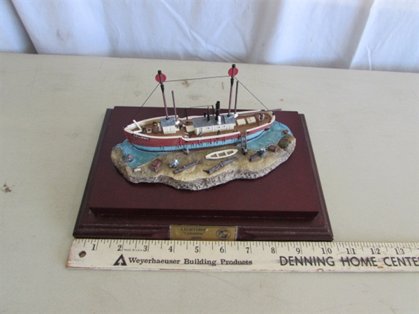 LIMITED EDITION LIGHTSHIP COLUMBIA #1323/4000 IN GLASS CASE