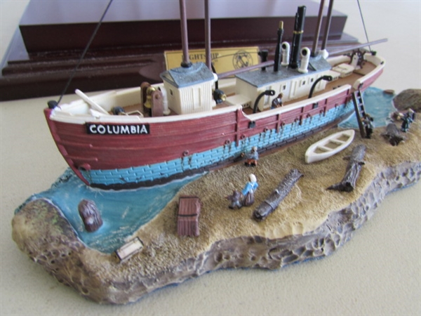 LIMITED EDITION LIGHTSHIP COLUMBIA #1323/4000 IN GLASS CASE
